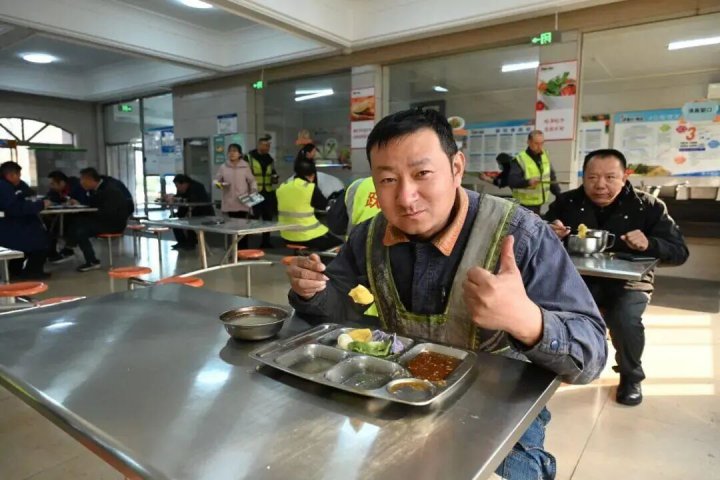 跃进港食堂特色餐治疗“周一综合征”